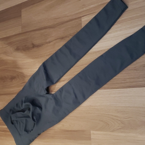 NWOT maternity leggings - Picture 2 of 3